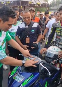 Bupati Tutup Kejurprov Balap Motor dan Tempelkan Stiker Free Palestine ke Motor Pebalap