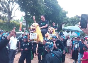 Fadhil-Bakhtiar Diarak Naik Singa Depok