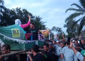 Ratusan Warga Mersam Arak Fadhil-Bakhtiar Naik Garudo