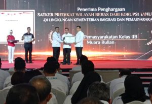 Kalapas IIB Muara Bulian Terima Penghargaan Satker WBK dari Mentri