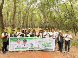 Petani di Vietnam Nyadap Karet Jam Tiga Pagi 