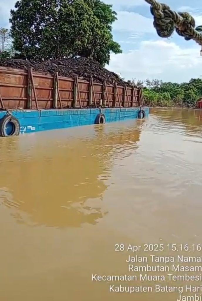 Warga Sukaramai Tahan Dua Tongkang Batubara