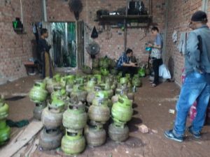 BREAKINGNEWS… Personel Polda Jambi Gerebek Pengoplos Gas 3Kg di Kelurahan Sridadi