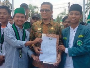 Rindu Bupati Tak Tertahankan: Mahasiswa dan Perangkat Desa ‘Ngapel’ di Kantor Pemkab, Bawa Oleh-oleh Tuntutan Gaji 6 Bulan