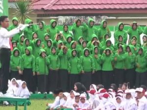 Seribu Siswa Suarakan Harmoni, Batang Hari Khidmat Saksikan Penurunan Bendera HUT RI ke-80