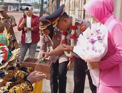 Di Bawah Pedang Pora dan Irama Adat, Kapolres Baru Disambut Senyum Anak-anak Batang Hari